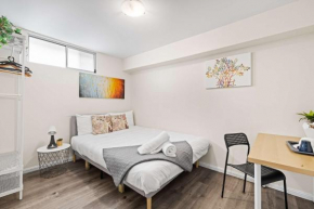 Relaxed Private Double Room in Carramar - Close to Station - Shared Bathroom